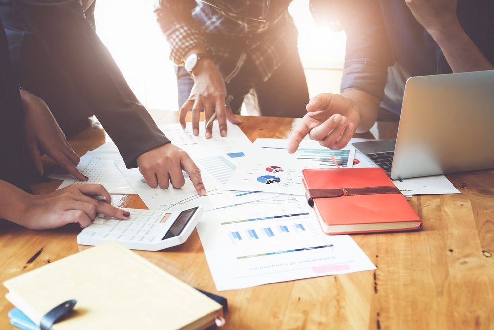 Conseiller financier analysant des graphiques d'investissement et des données de marché